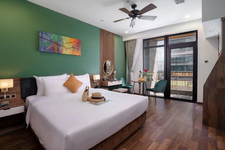 Studio King Room with Balcony City View